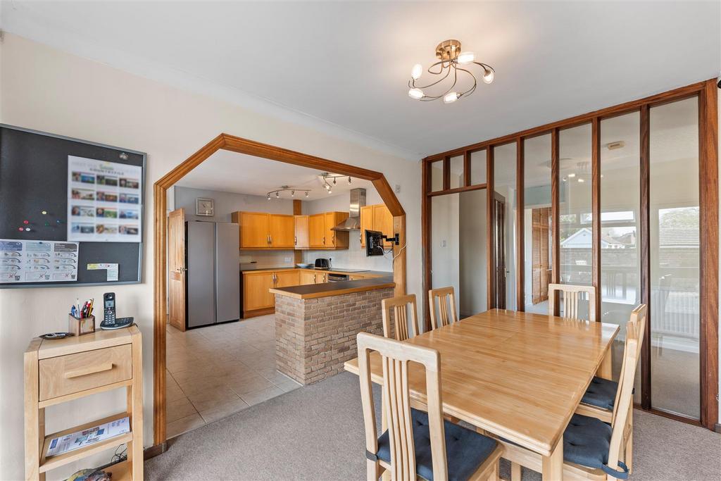Breakfast/dining area