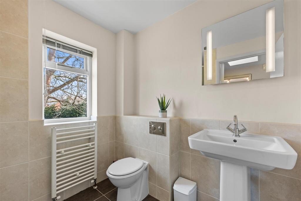 L shaped shower room