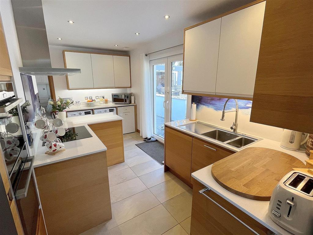 Kitchen 2.jpg