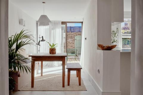 33 Oak Village, London, NW5 4QN