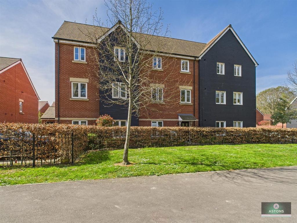 Ullswater Road, Forgewood RH10 2 bed flat for sale - £260,000