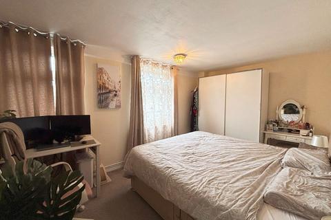 14 Okehampton Square, Romford, RM3 8YA