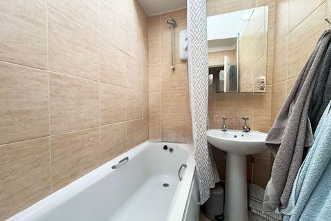 14 Okehampton Square, Romford, RM3 8YA