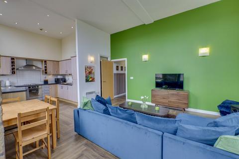 2 bedroom flat for sale, Meadow Road, Apperley Bridge, Bradford, West Yorkshire, BD10