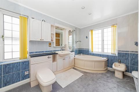 103 Woodcote Grove Road, Coulsdon, CR5 2AN