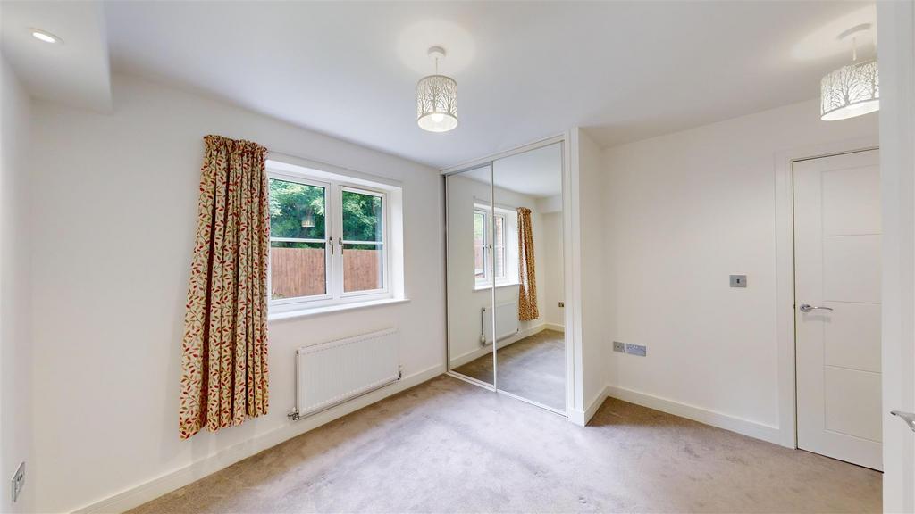 28 Drapers Rise Bed1.jpg