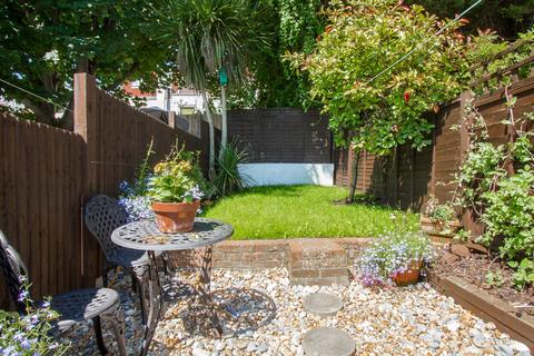 2 bedroom flat for sale, Bear Road
