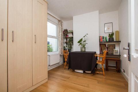 2 bedroom flat for sale, Bear Road