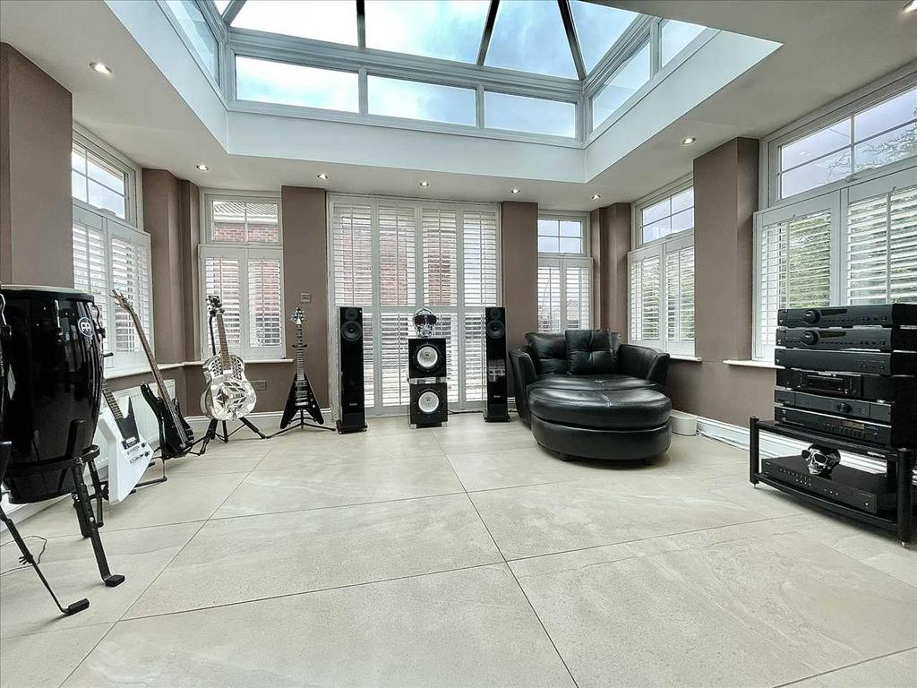 Open plan sun room