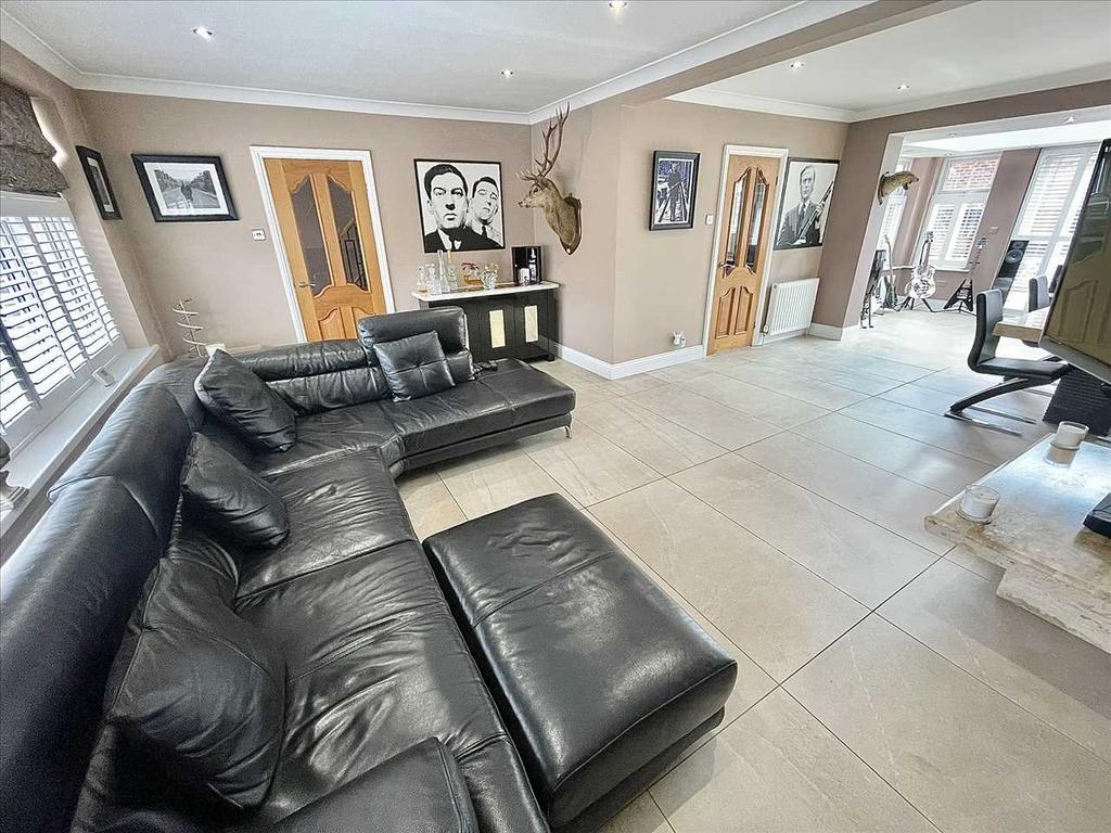 Lounge/dining area
