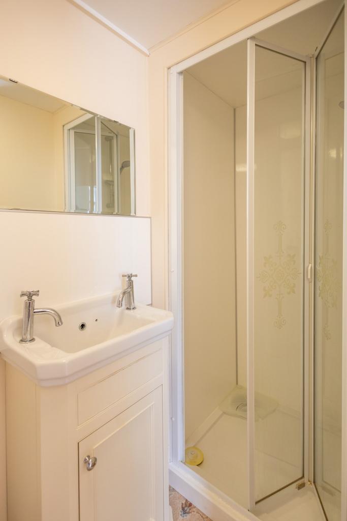 Separate walk in hidden En Suite