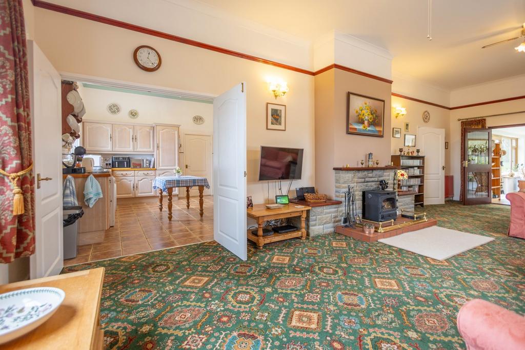 Lounge &amp; Dining Room