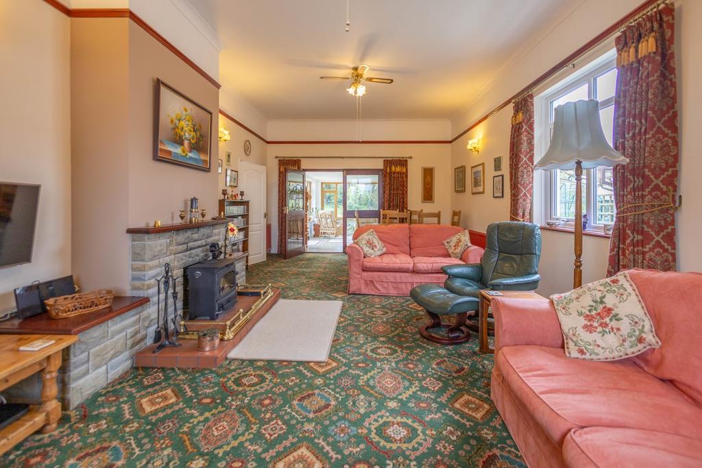 Lounge &amp; Dining Room