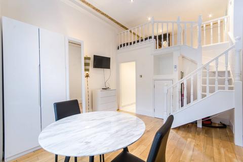 Studio to rent, Trebovir Road, Earls Court, London, SW5