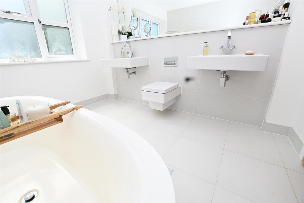 En-Suite Bathroom