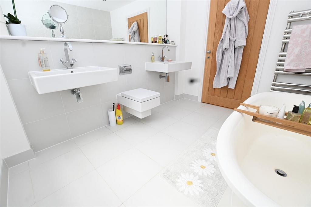 En-Suite Bathroom