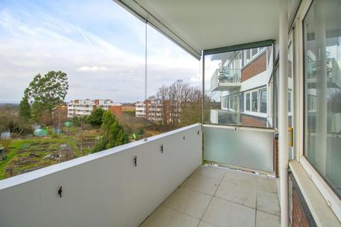 3 bedroom flat to rent, Sheldon Avenue, London