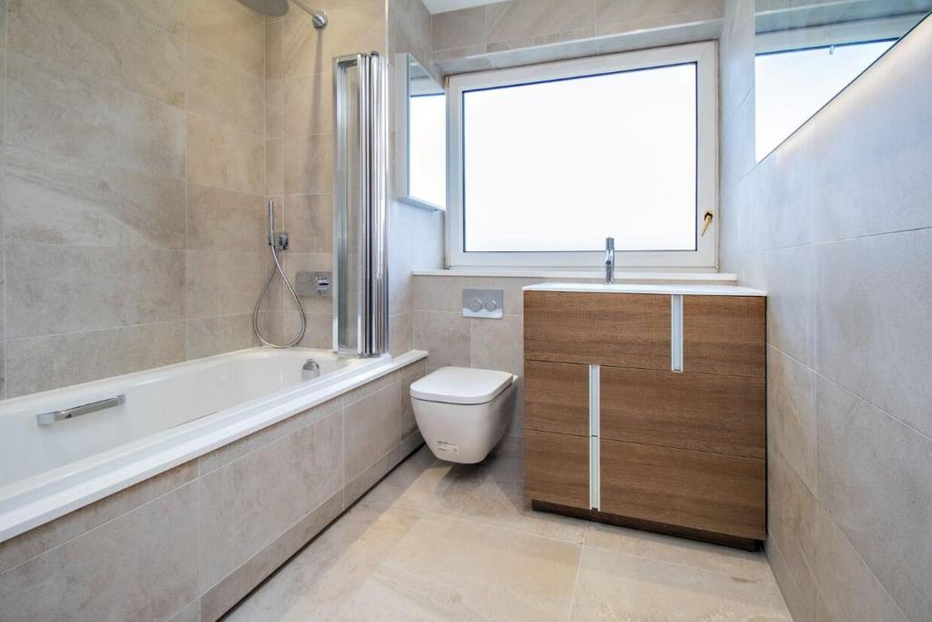 Bathroom with bath.jpg