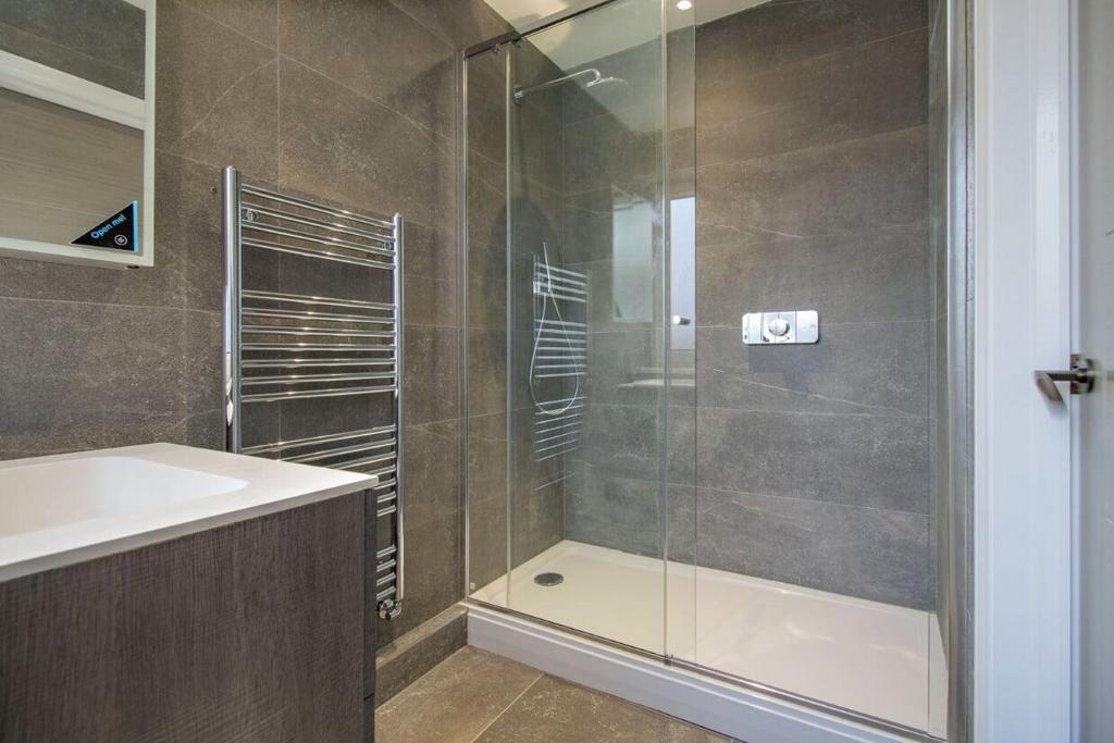 Shower bathroom.jpg