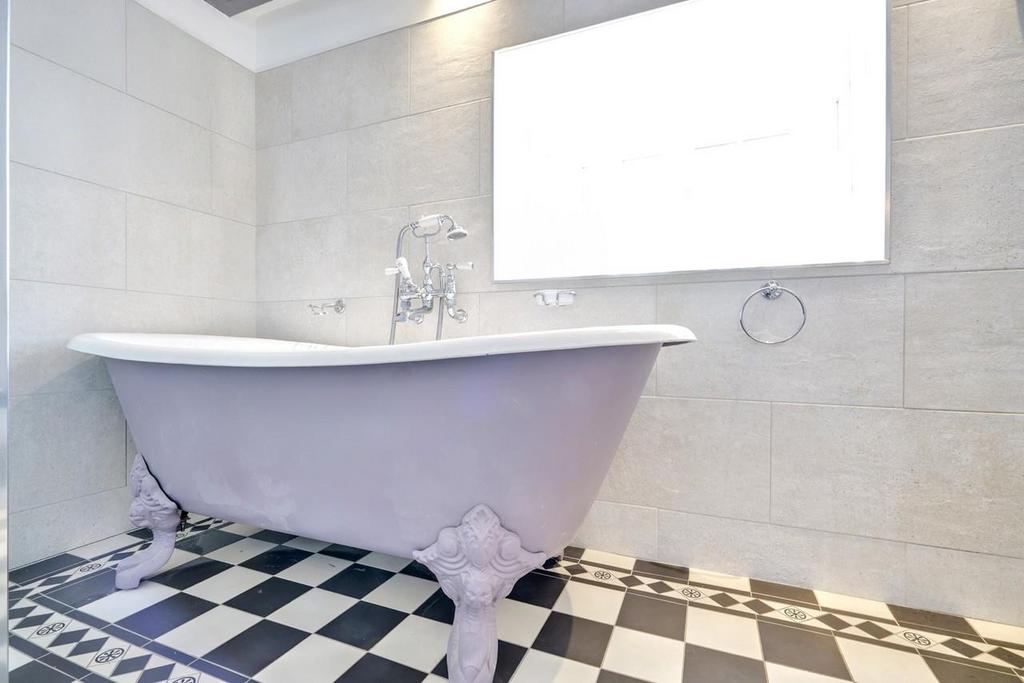 Bathroom1 2.jpg