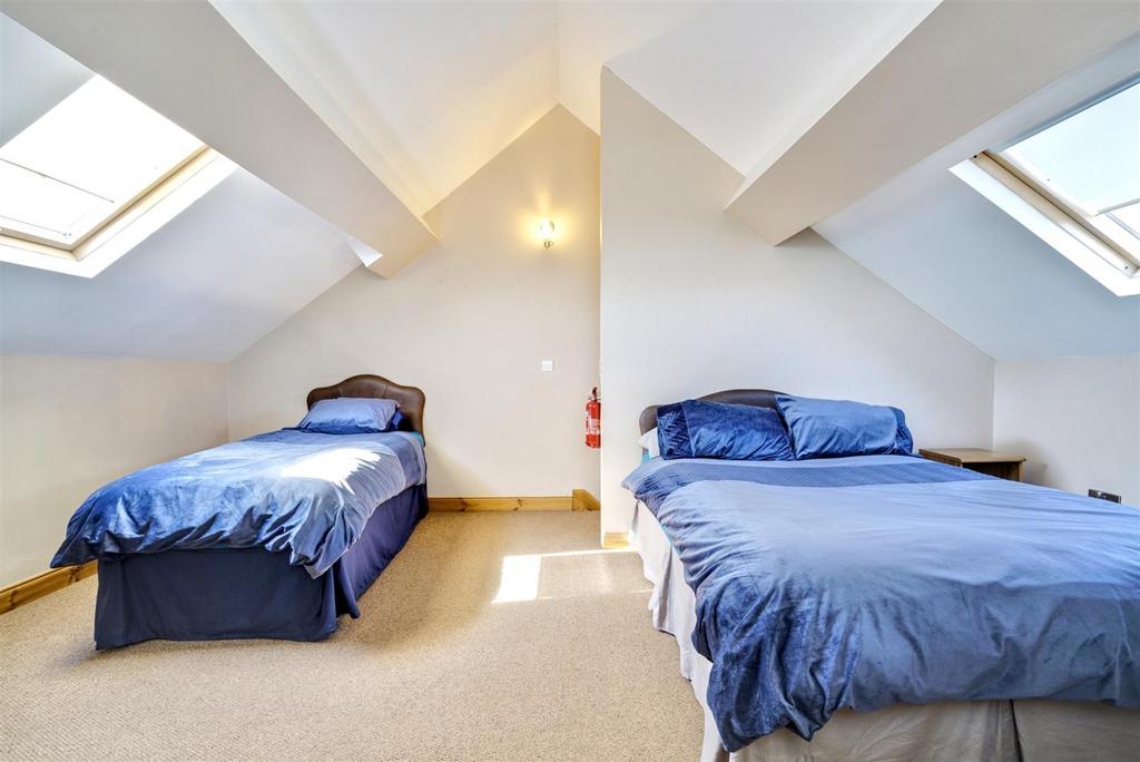 Corner cottage Bedroom.jpeg