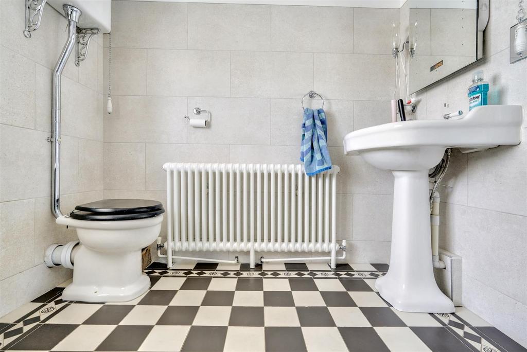 Bathroom 1 3.jpeg