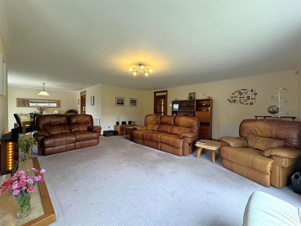Lounge 1.jpg