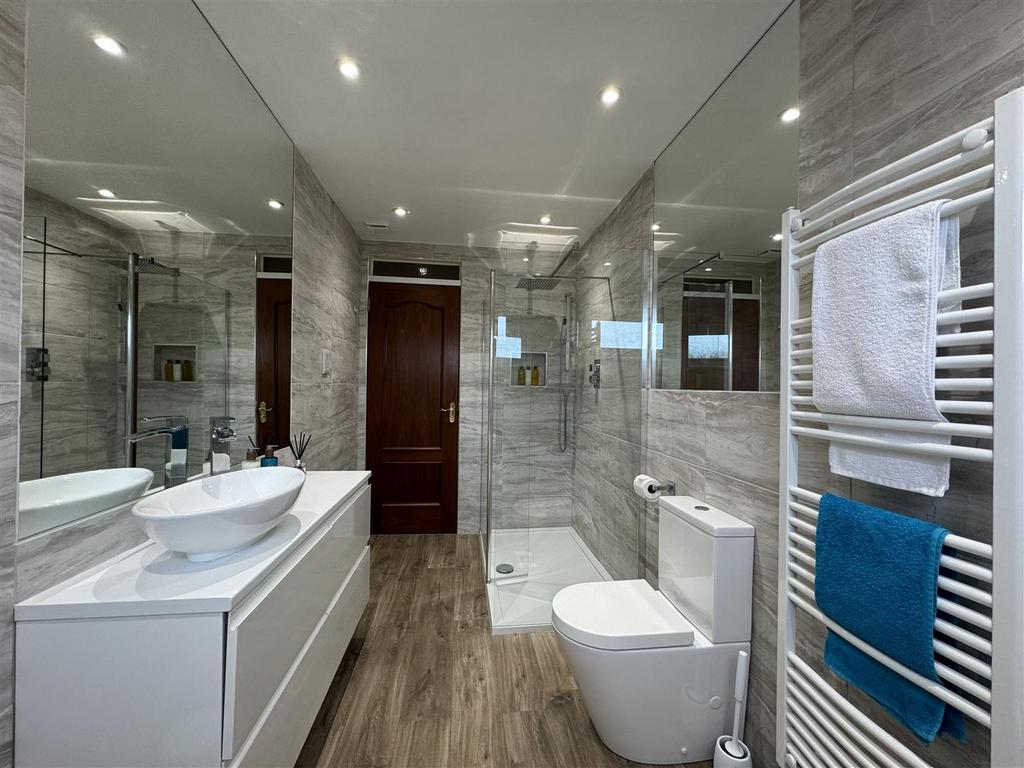 Bathroom 2.jpg