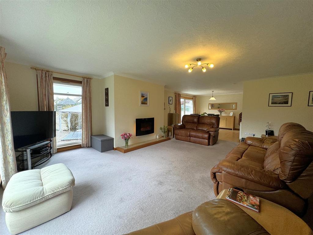 Lounge 3.jpg