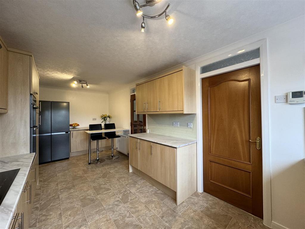 Kitchen 2.jpg