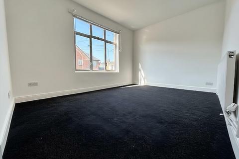 Large Furnished Room To Let - HP11