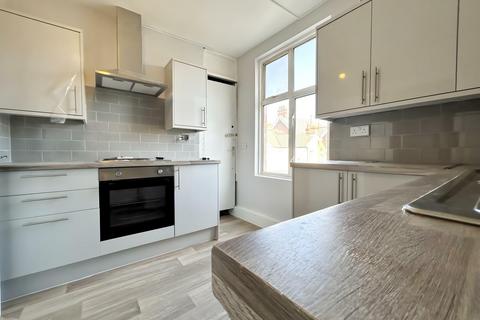 1 bedroom in a house share to rent, Large Furnished Room To Let - HP11