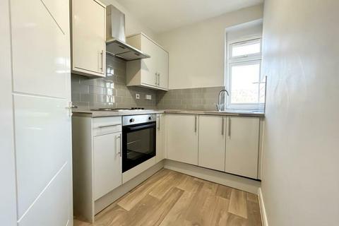 1 bedroom in a house share to rent, Large Furnished Room To Let - HP11