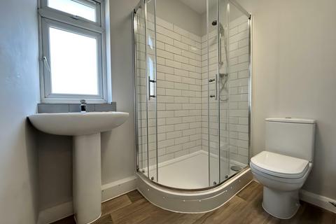 1 bedroom in a house share to rent, Large Furnished Room To Let - HP11