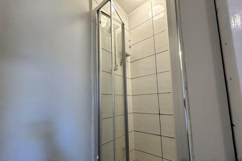 1 bedroom in a house share to rent, Large Furnished Room To Let - HP11