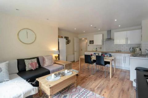 4 bedroom flat to rent, Bishops Way, LONDON