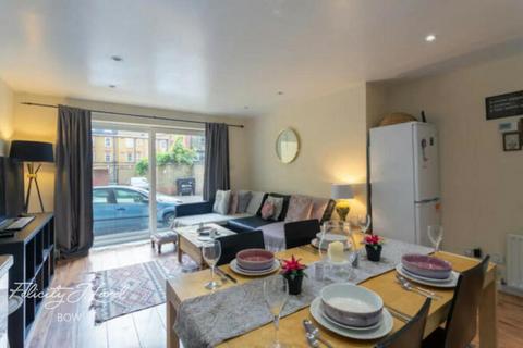 4 bedroom flat to rent, Bishops Way, LONDON