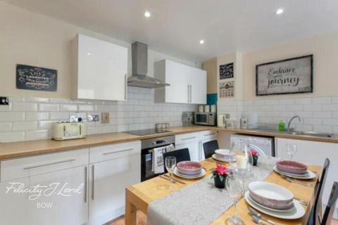 4 bedroom flat to rent, Bishops Way, LONDON
