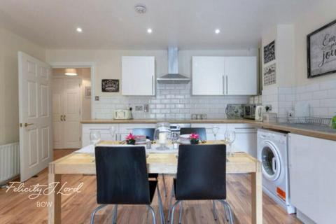 4 bedroom flat to rent, Bishops Way, LONDON