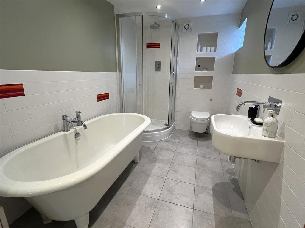 Bathroom 2.JPG