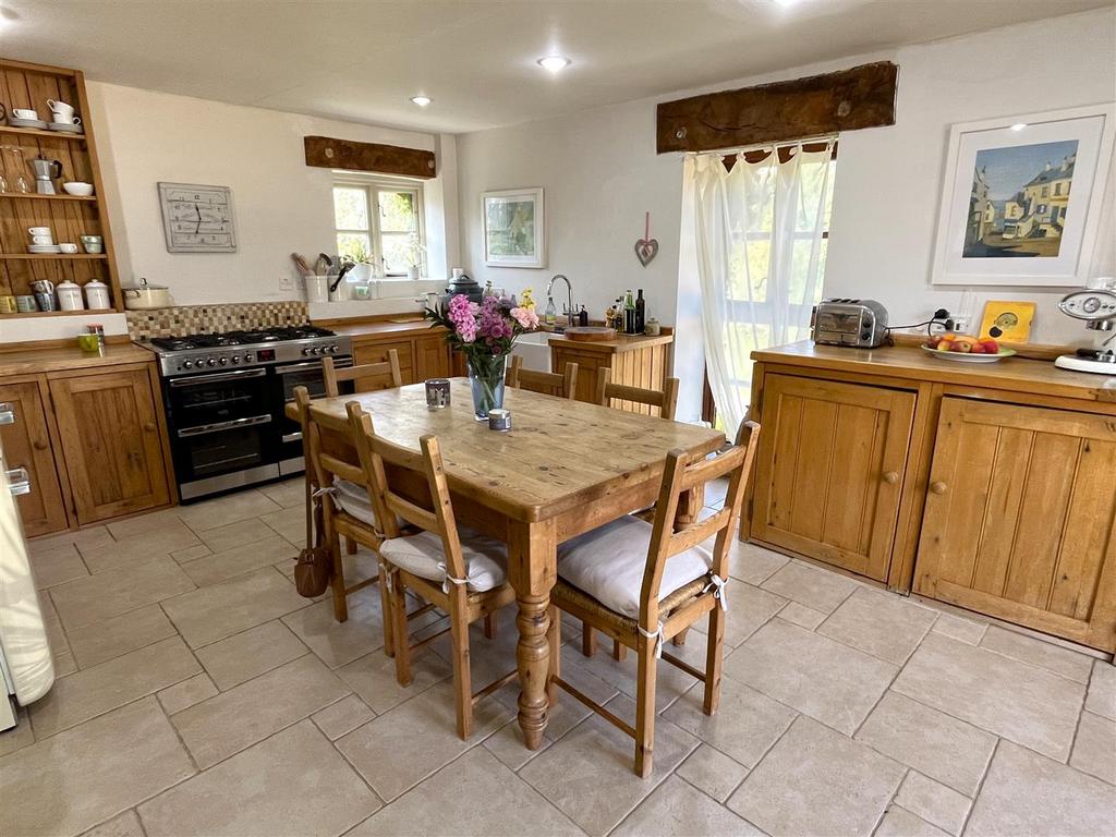 Kitchen 2.JPG