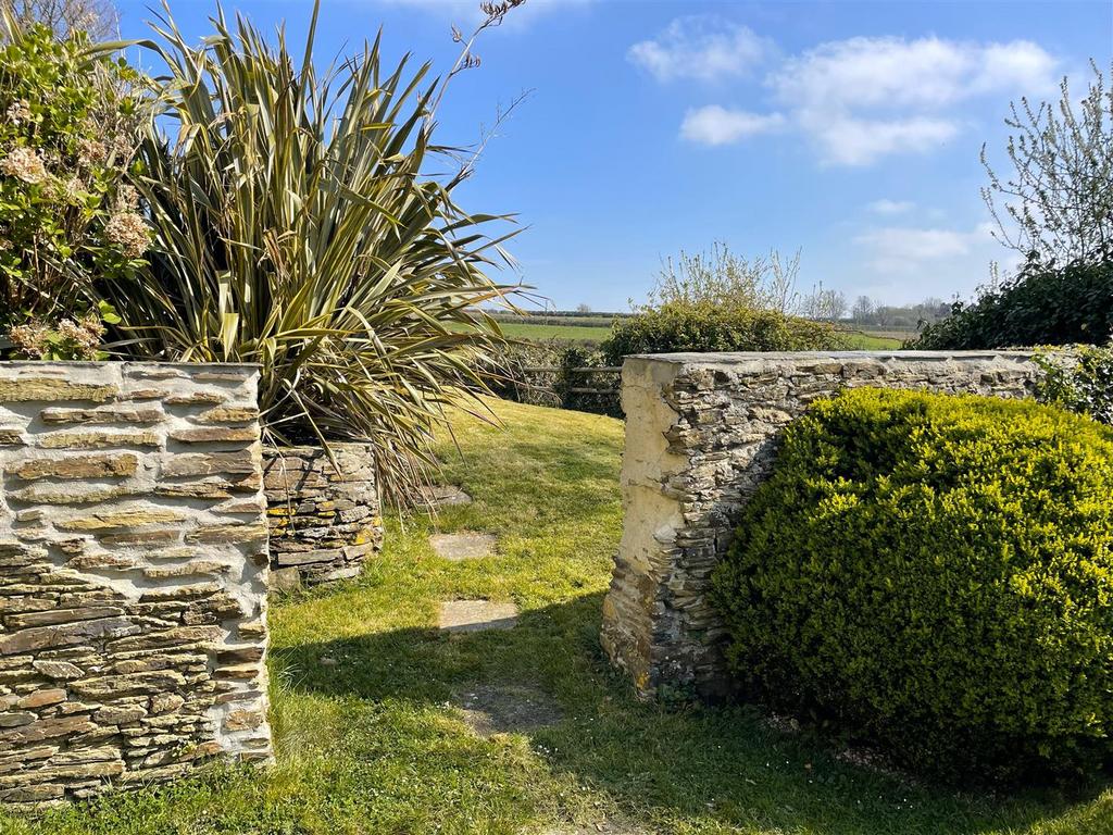 Views through to front garden .jpg