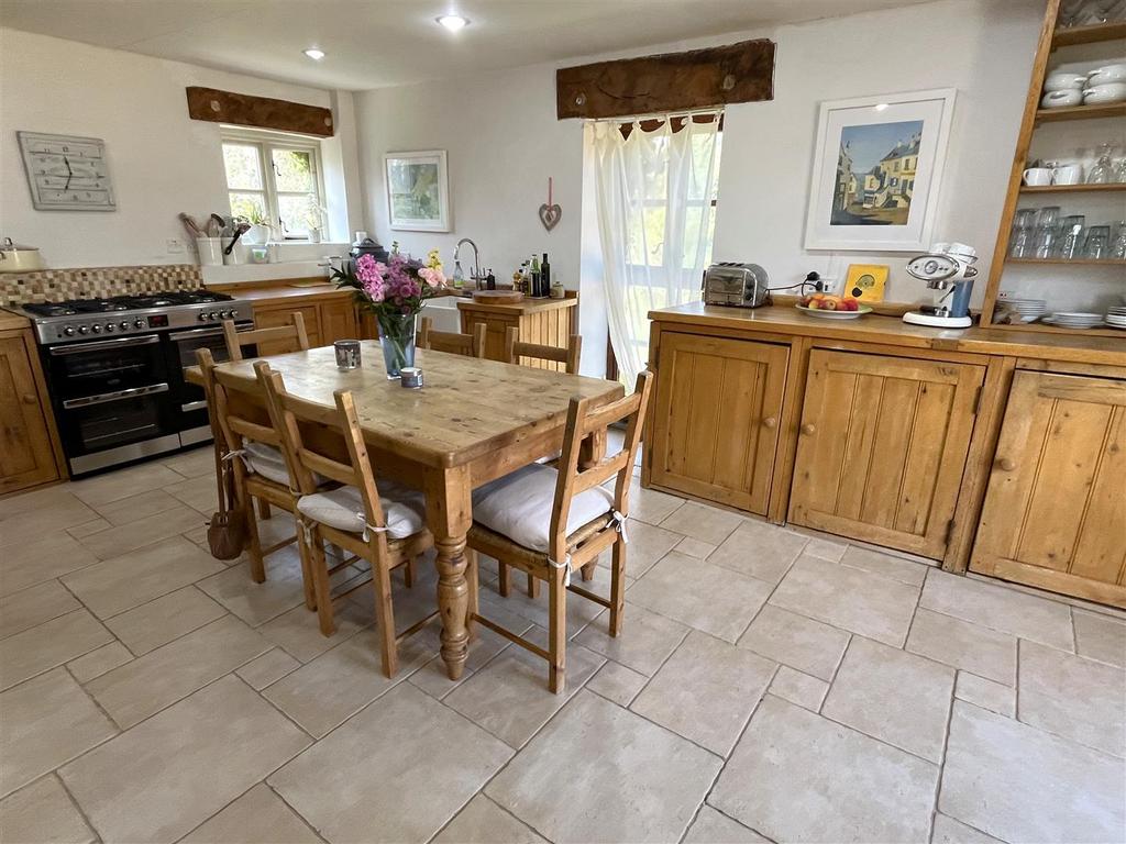 Kitchen 3.JPG