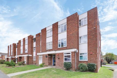 2 bedroom flat for sale, Gerard Gardens, Rainham RM13