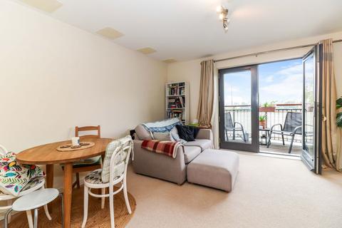 1 bedroom flat for sale, Raven Close, Watford WD18