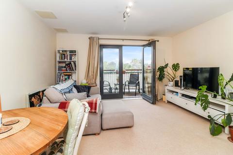1 bedroom flat for sale, Raven Close, Watford WD18
