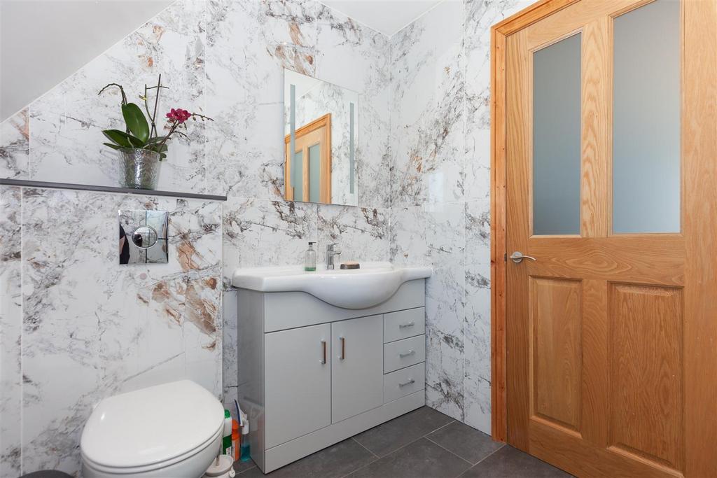 Master Bedroom - En Suite 2.jpg