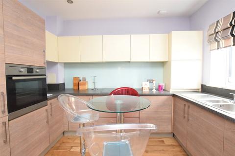3 bedroom apartment to rent, Vestry Court, Romford RM7