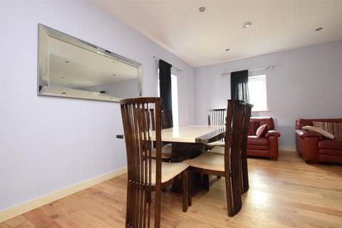 3 bedroom apartment to rent, Vestry Court, Romford RM7
