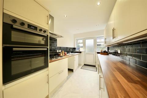 3 bedroom terraced house for sale, Park Avenue, Cottingham